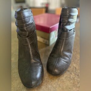 A2 by Aerosoles side zip ankle boot. Grey. Size 8.5 M